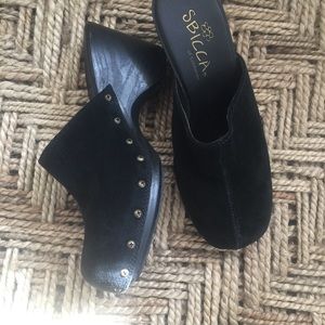 Sbicca of California suede clogs 🌼